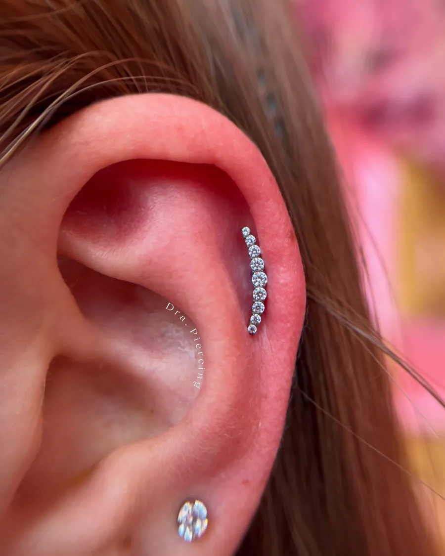 Piercing hélix com jóia de cristais em linha