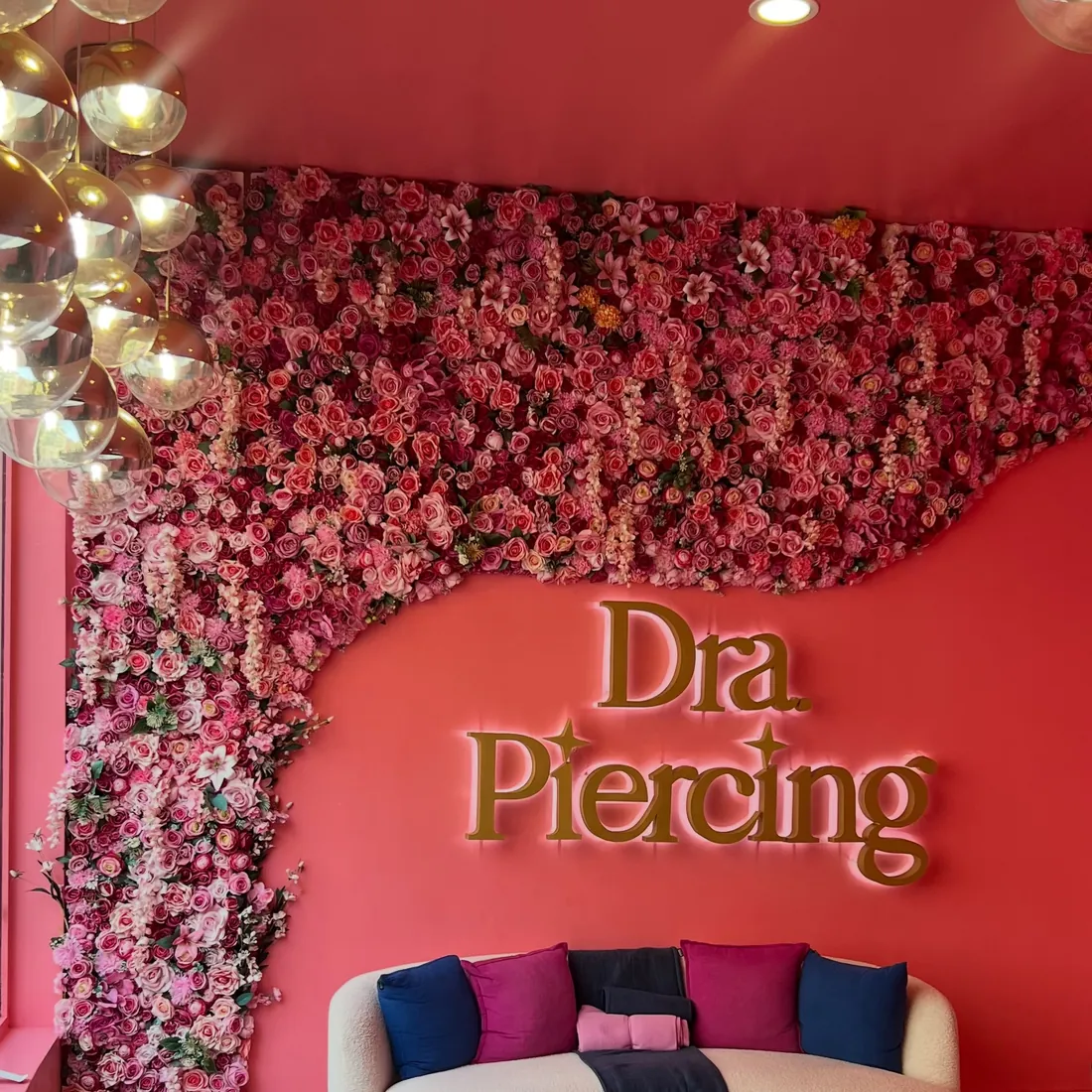 Parede de flores e logótipo na loja Dra. Piercing do Marquês de Pombal, em Lisboa