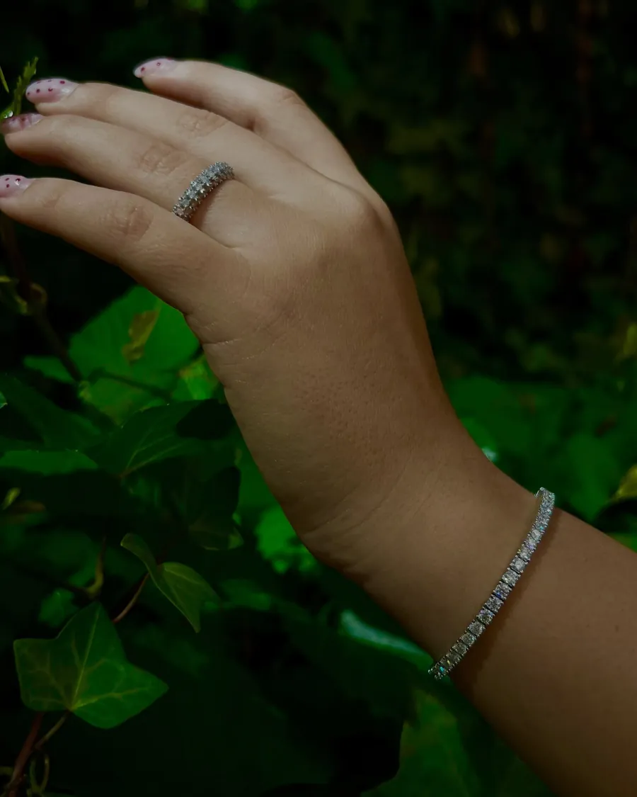 Anel e pulseira da coleção de jóias Dra. Piercing